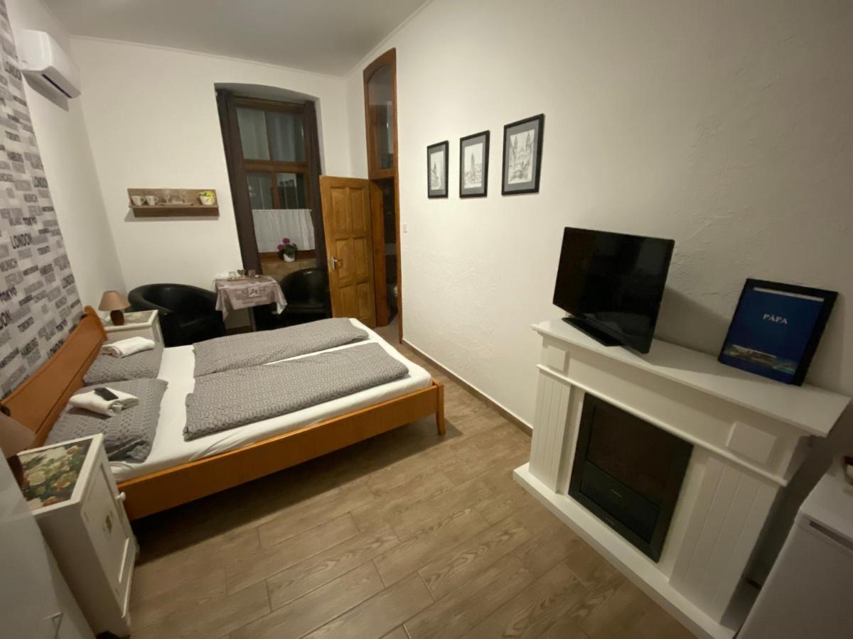 Anna Apartman Papa Bagian luar foto